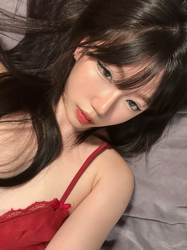 Từ nữ sinh ngoan đến biểu tượng gợi cảm
