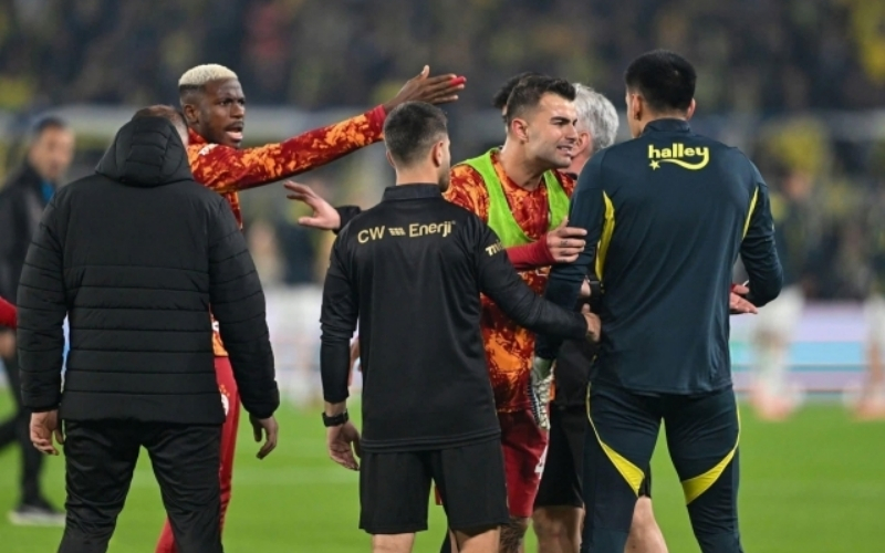 Fenerbahçe - Galatasaray (1-1): Derby rực lửa chia điểm, cuộc đua vô địch vẫn nóng