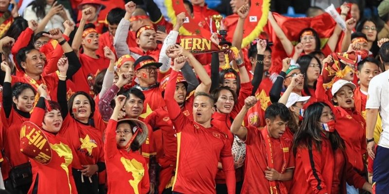 Khán giả cổ vũ nồng nhiệt trên khán đài