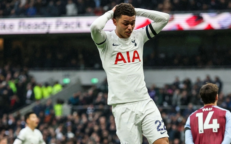 Sự sa sút khó hiểu của hàng thủ Aston Villa